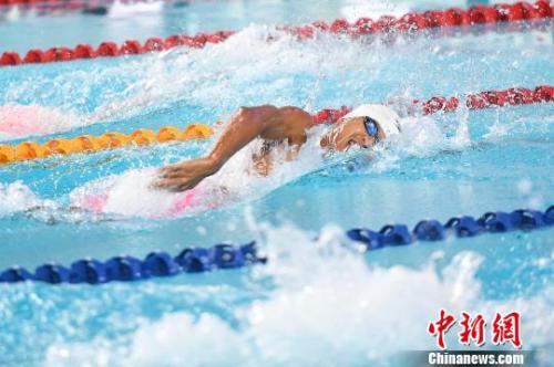 孙杨在200米自由泳比赛中。　武俊杰　摄