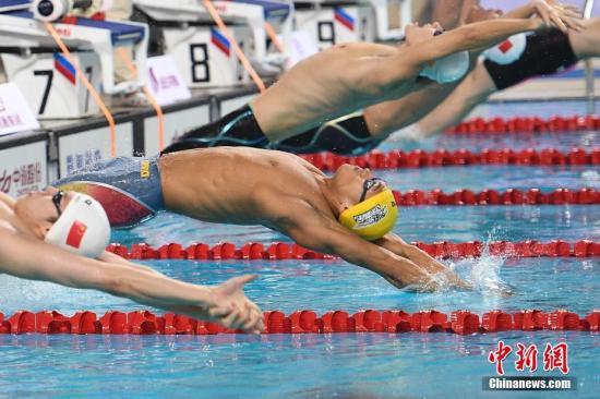 4月13日，2018全国游泳冠军赛暨亚运会选拔赛在太原开幕，徐嘉余（黄色泳帽）在男子100米仰泳决赛中夺冠，获得亚运会入场券。记者 武俊杰 摄