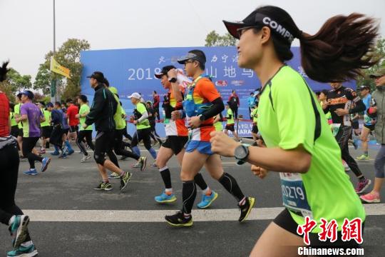 2018宁波山地马拉松赛15日在宁波市荪湖体育公园开跑，来自全国各地及海外的4600名选手齐聚宁波，最终男女半程、全程比赛前三名均由中国选手获得。主办方提供