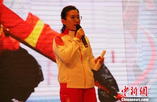 中国女子冰壶老将王冰玉在分享自己奋斗的故事(钟欣摄)