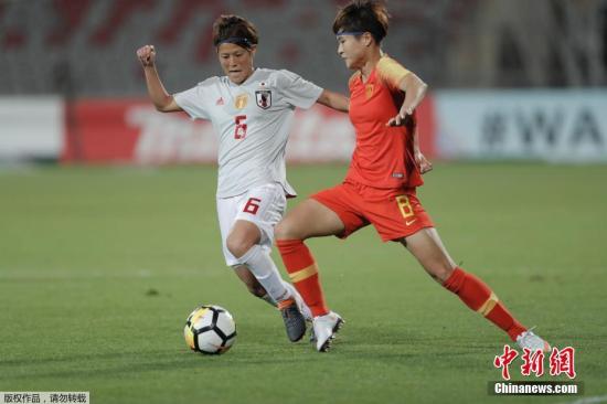 图为中国女足队员马君（右）在比赛中。