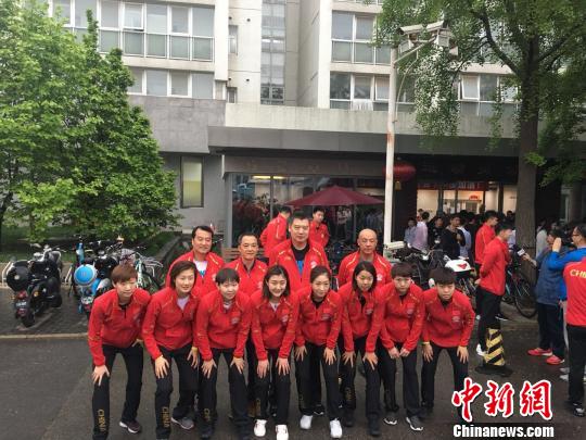 21日上午，中国乒乓球队在绵绵细雨中从北京天坛运动员公寓出发，启程参加2018瑞典世乒赛。　马元豪 摄