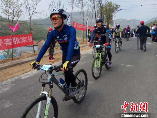 活动吸引了来自山东潍坊、莱芜、临沂、泰安等各地市300余名运动员和骑行爱好者。　尚现军 摄