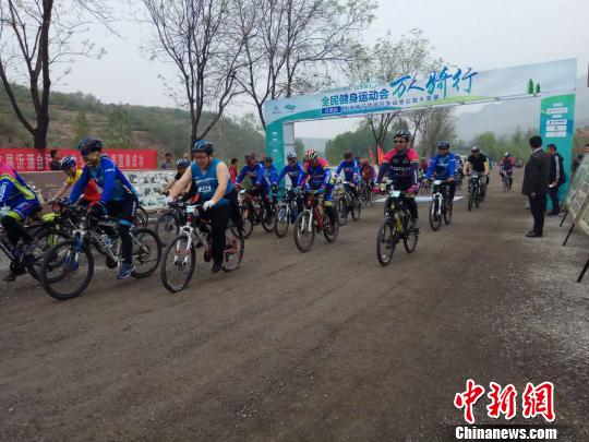 活动吸引了来自山东潍坊、莱芜、临沂、泰安等各地市300余名运动员和骑行爱好者。　尚现军 摄