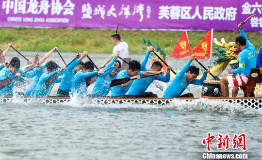 运动员在浏阳河上展开激烈角逐 杨华峰 摄