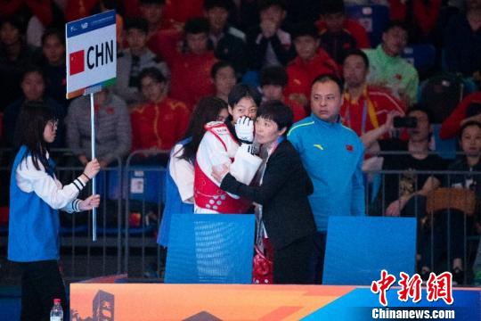 中国选手骆宗诗夺得女子57公斤以下级冠军。图为骆宗诗获胜后与教练耳语 主办方 摄