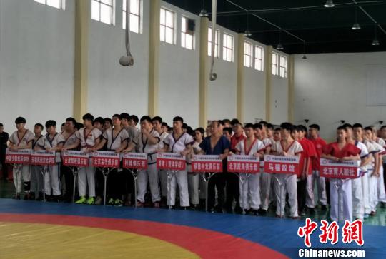 4月21日，中国民族民间摔跤联赛第一期交流赛在北京昌平区南口镇中国少数民族体育协会重竞技训练中心举行。　冉雨禾 摄